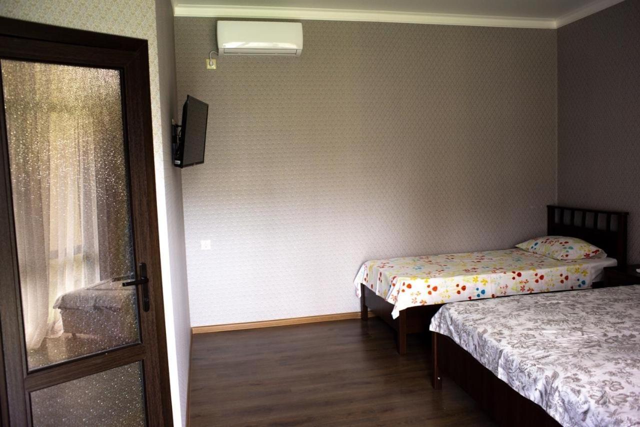 Emili Hotel Пицунда Екстериор снимка
